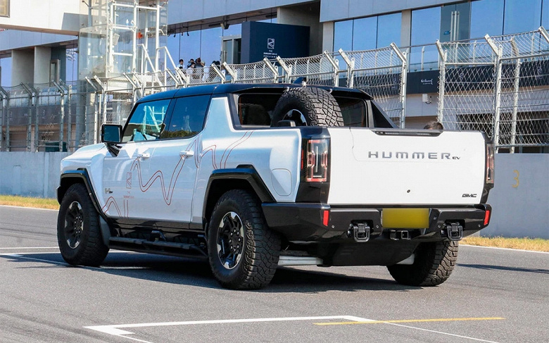 В России выставили на продажу внедорожник Hummer EV мощностью 1000 л.с. Цена этого 5,5-метрового автомобиля может удивить